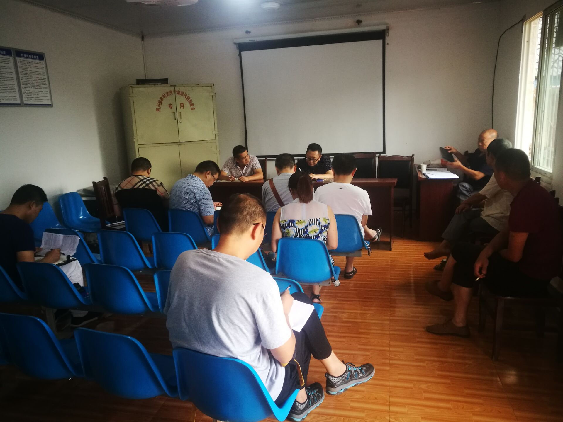 精准扶贫在路上 入户走访暖人心